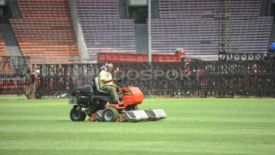 Petugas melakukan pemotongan rumput jelang Pra Piala Asia U-23 yang akan berlangsung mulai besok, Jumat (27/03/15).